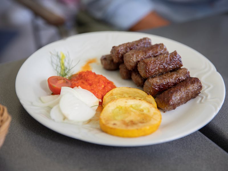 **Najbolji Recepti za Tradicionalna Balkanska Jela: Sarma, Pita, Čevapi i Baklava** - Second Image