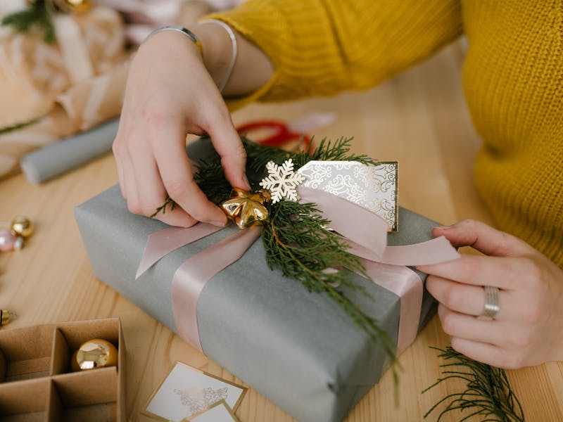 ** Kreativni Projekti za Prazničnu Dekoraciju i Poklone** - Second Image