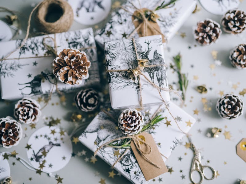 **DIY Božićne Ideje: Kako Ručno Napraviti Savršene Ukrase i Poklone za Blagdane** - Third Image