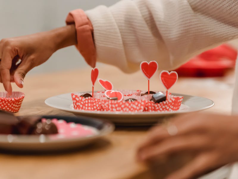 **Kreativne  Stvarajte Čaroliju s Rukama i Uživajte u Praznicima** - Second Image