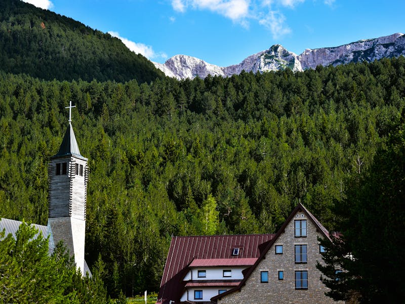 **Kako Stvoriti Oazu Prirode: Savjeti za Uređenje Vrtova i Bašti u Bosni i Hercegovini** - Second Image