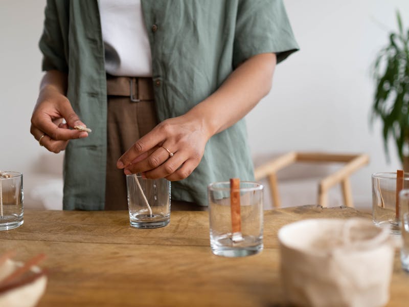 **Unikatni DIY Projekti za Dom: Kreativne Ideje za Izradu Svijeća, Dekorativnih Kutija i Visećih Vrtova** - Fourth Image