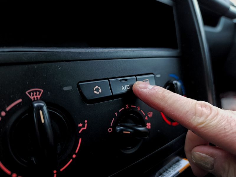 Što učiniti kada klima u automobilu prestane raditi i kako to brzo riješiti - Third Image